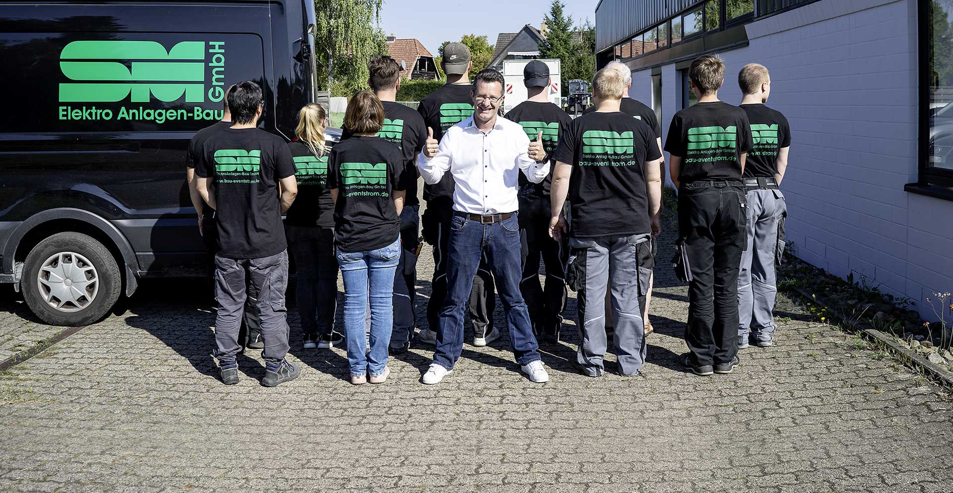 SM Elektro Teamfoto auf dem Innenhof